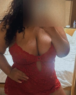 Morena peituda rabuda estilo bbw, especialista em boquete. Primeira vez na cidade